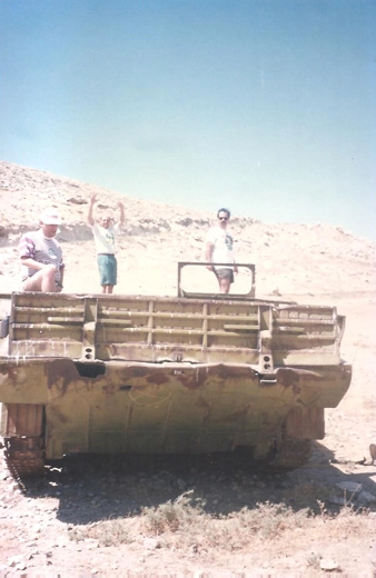 No deserto da Judéia, Milton Neves, Ricardo Setyon e Márcio Bernardes em cima de um tanque de guerra da antiga U.R.S.S, testemunha viva da Guerra dos Seis Dias, em 1967