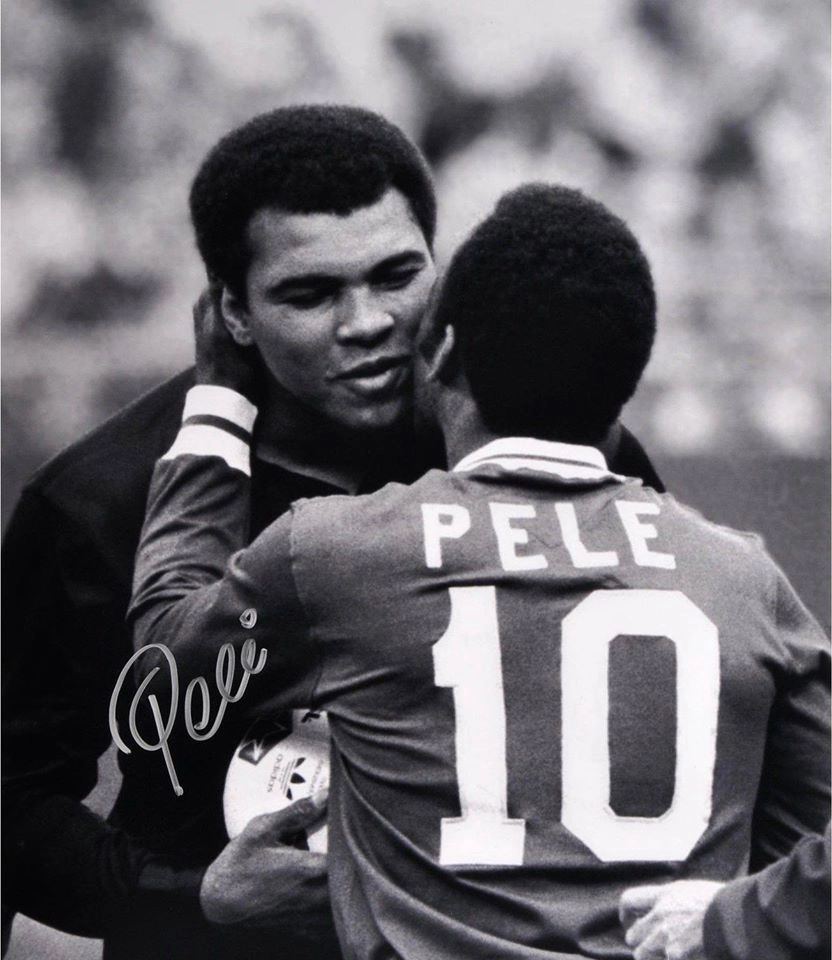 Dois reis: Pelé dá um beijo em Cassius Clay (depois Mohammad Ali), antes de jogo do Cosmos, em Nova York. Foto: ASSOPHIS (Associação dos Pesquisadores e Historiadores do Santos F.C)
