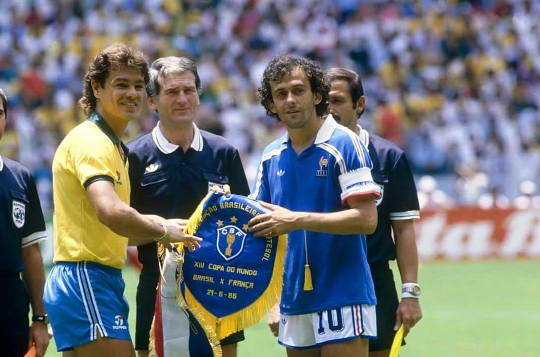 Copa do Mundo do México, no dia 21 de junho de 1986. Edinho troca flâmula com o capitão rival, o jogador da França Michel Platini