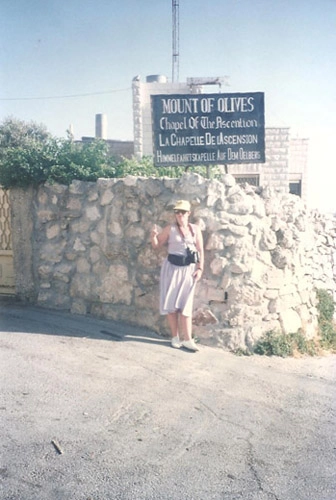Lenice Magnoni Neves, esposa de Milton, à frente da Capela da Ascensão, no Monte das Oliveiras