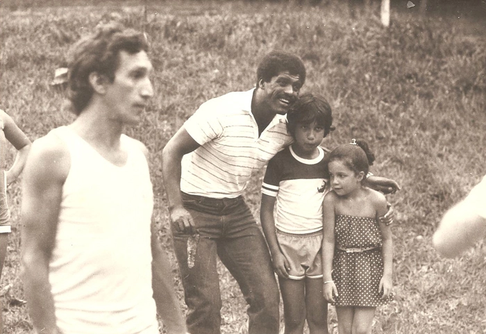 Rozinaldo, à esquerda, ao lado Zé Maria, que posava para foto com os filhos de Rozinaldo: Adriano e Gisele, em dia de churrascada no sítio de Silvio Moredo, ex-dirigente da Lusa. Foto: arquivo pessoal de Rozinaldo Ribeiro