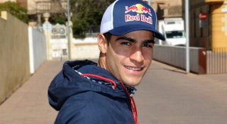Mineiro de 21 anos retorna ao time austríaco. Foto: Aston Martin Red Bull Racing