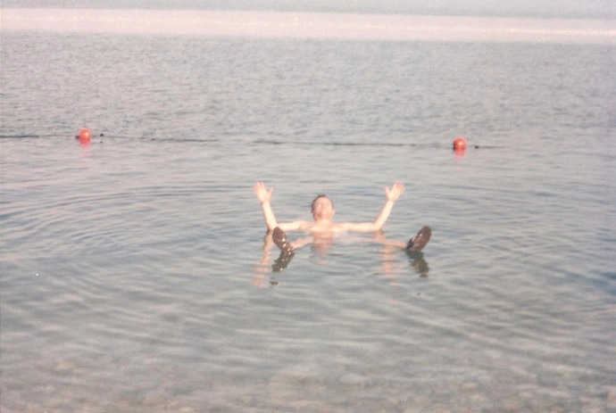 Milton, de chinelos, no Mar Morto. A cada ano o volume de água diminui e uma imagem como essa tem prazo de validade para acabar. O alto teor de sal faz com que os banhistas não afundem
