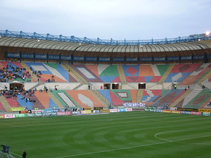 Estádio Teddy Kollek em visão privilegiada. As cadeiras multicoloridas abrigam 21 mil espectadores e o estacionamento tem capacidade para 5000 automóveis
