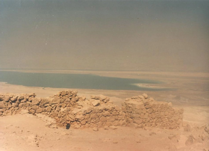 Do topo de uma pequena colina, a triste visão do Mar Morto, que está cada vez menor