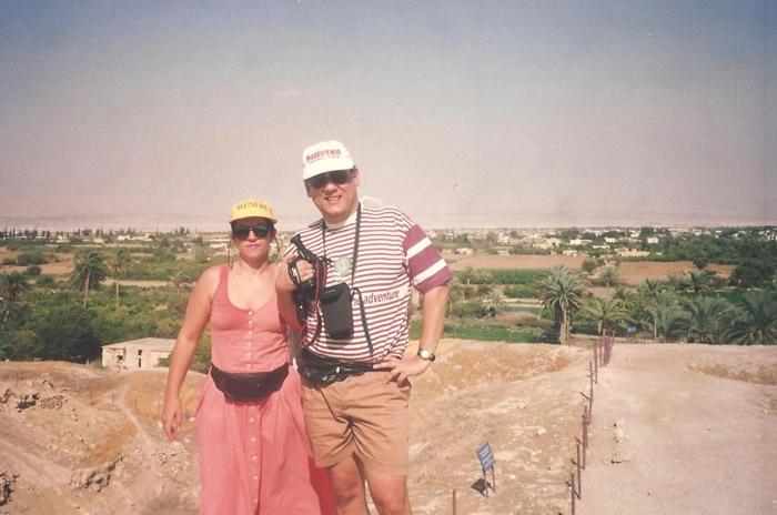 Lenice e Milton em um sítio arqueológico de Jerusalém. Ao fundo, contrastando com a aridez do solo, o verde das tamareiras