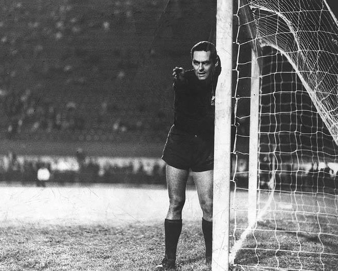 Pacaembu à noite. Junto à trave, Gylmar, todo de negro, orienta a barreira santista. Foto: ASSOPHIS (Associação dos Pesquisadores e Historiadores do Santos F.C)