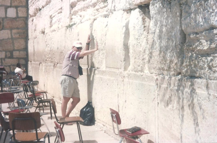 Lugar sagrado para o povo judeo. Milton se apoia no muro mais famoso do mundo