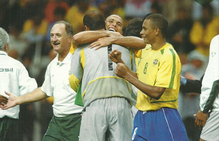 Da esquerda para a direita, Felipão, Marcos (de costas), Ronaldo Fenômeno e Gilberto Silva. Imagem: Placar