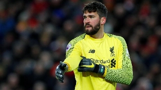 Alisson lamenta perda da liderança, mas garante Liverpool "focado"