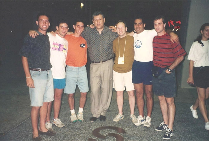 Milton, no centro da foto, com jogadores de futsal que participaram das Macabíadas