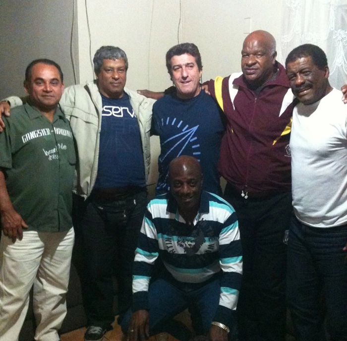 Encontro dos amigos boleiros na casa de Zé Maria, em 2013. Da esquerda para a direita: Armando, Alves, Carlos Alberto Spina, Silva e Zé Maria. Agachado, Guaraci