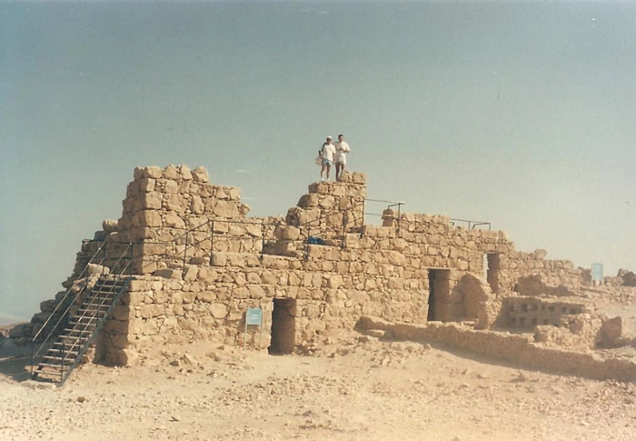 Samuel Ferro e Milton Neves no topo de uma ruína em Massada