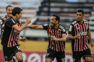 São Paulo vence Bragantino sem empolgar e assume a liderança de seu grupo