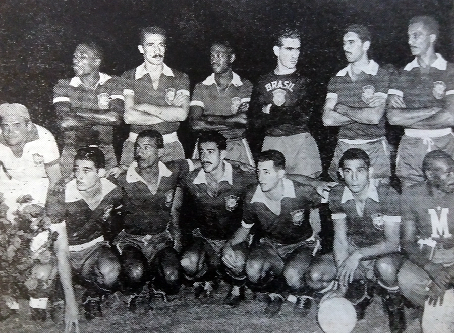Seleção brasileira vice-campeã sul-americana em 1953. Em pé: Djalma Santos, Pinheiro, Brandãozinho, Castilho, Nilton Santos e Eli. Agachados: Julinho, Zizinho, Ipojucan, Pinga e Rodrigues.