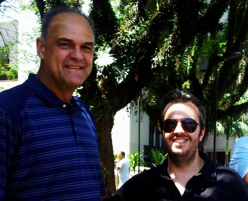 Oscar Schmidt, o M&atilde;o Santa, posou ao lado de Her&oacute;i em outubro de 2011. Foto: Reprodu&ccedil;&atilde;o/Facebook