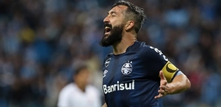 Douglas volta a marcar após 655 dias, Grêmio goleia o Vitória e dorme em 3º
