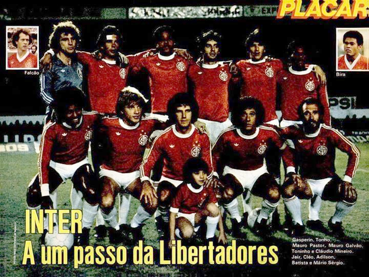 Equipe do Inter na Libertadores de 1980. Falcão e Bira, que não jogaram esta partida, estão destacados. Em pé, da esquerda pela direita: Gasperin, Toninho, Mauro Pastor, Mauro Galvão, Tonho e Cláudio Mineiro. Agachados: Jair, Cléo, Adilson, Batista e Mário Sérgio. Foto: Revista Placar