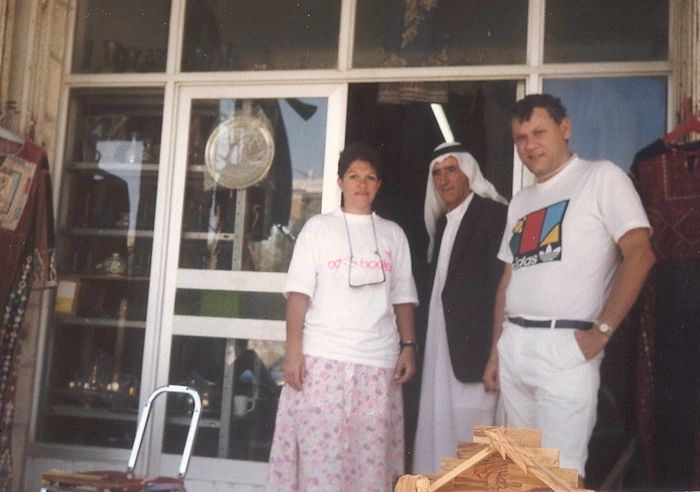 Da esquerda para a direita, Lenice Neves, um israelense e Milton Neves, em uma pausa para foto e nas compras na terra santa