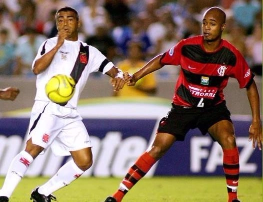 Romário está de olho em Romário e o zagueiro Irineu de olho em Romário. Foto: Divulgação