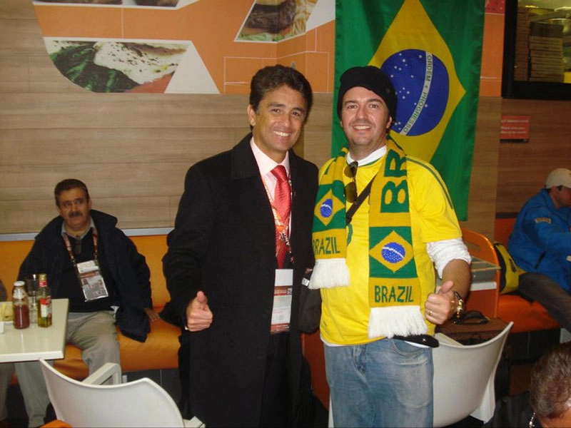 Bebeto, um dos heróis do tetracampeonato mundial da Seleção Brasileira, posou ao lado de Herói em 2011. Foto: Reprodução/Facebook