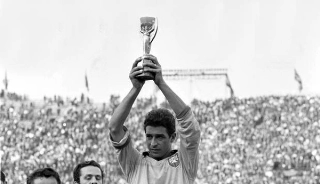 Erguendo a taça Jules Rimet no Chile. Foto: Divulgação