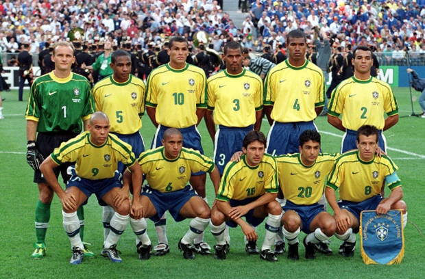 Em pé, da esquerda para à direita: Taffarel, César Sampaio, Rivaldo, Aldair, Júnior Baiano e Cafú. Agachados, da esquerda para à direita: Ronaldo, Roberto Carlos, Leonardo, Bebeto e Dunga. Foto: iG
