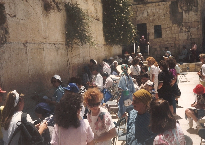 A cidade de Jerusalém é um lugar sagrado para judeus, muçulmanos e cristãos, pois cedia lugares que são fundamentais para suas crenças religiosas, como o Muro das Lamentações