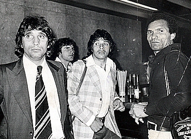 Da esquerda pra direita: Marinho Peres, Figueroa e Manga. Lá atrás, meio escondido, está o goleiro Gasperin . Que timaço tinha o Inter nos anos 70, hein?