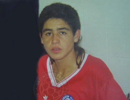 Riquelme, ainda garoto com a camisa do Argentinos Juniors, tinha a mesma expressão dos tempos de Boca. Foto: Reprodução/Site oficial