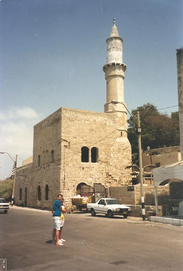 Milton e sua esposa Lenice na cidade de Belém. Ao fundo, uma mesquita de pedras com seu imponente minarete