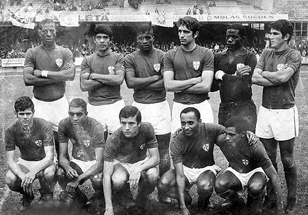 Acima, o time da Portuguesa de Desportos que empatou por 2 a 2 com o Corinthians, no Morumbi, no dia 14 de setembro de 1969, um domingo. O jogo era válido pela primeira fase do Robertão. Em pé: Guaraci, Paes, Zé Maria, Marinho Peres, Orlando Gato Preto e Américo. Agachados: Valdomiro, Basílio, Leivinha, Lorico e Rodrigues. A Lusa tinha como técnico Aymoré Moreira. Os gols daquela partida foram de Ivair (2), para o Corinthians, Lorico e Zé Maria, para a equipe do Canindé.