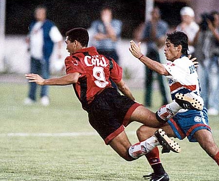 Marcelo disputa bola com o centroavante Agnaldo (ex-Corinthians e ex-Fluminense).