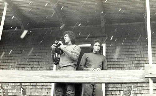 Concentração da seleção brasileira, com chuva, em 1974. César Maluco é o fotógrafo. Marinho Peres observa da sacada. 