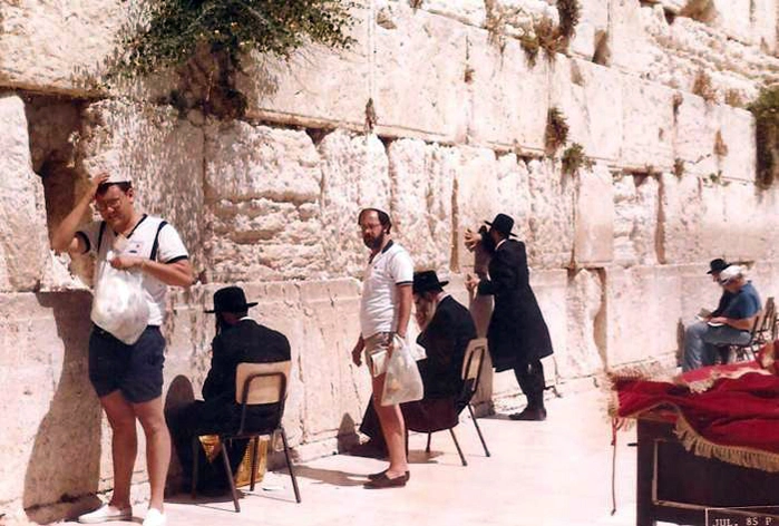 Milton e Fran Augusti, no Muro das Lamentações, o lugar mais sagrado e venerado pelo povo judeu por tratar-se da única relíquia do último templo. O Muro Ocidental é uma pequena parte da muralha, construída por Herodes no ano 20 a.C., ao redor do segundo Grande Templo