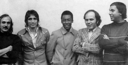 Da esquerda para a direita, em 1967: o cinegrafista Vadico, Marinho Peres, Pelé, Chico de Assis e Feitiço Júnior (filho do grande Feitiço).
