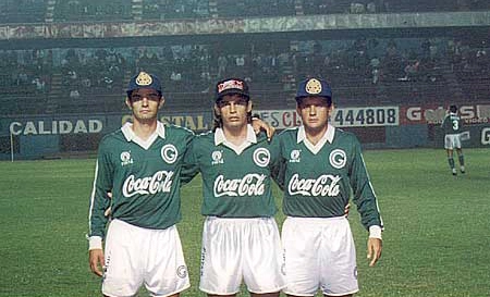 No gramado do Serra Dourada: o lateral Ronildo (à esquerda), Marcelo (no meio) e um jogador não identificado.