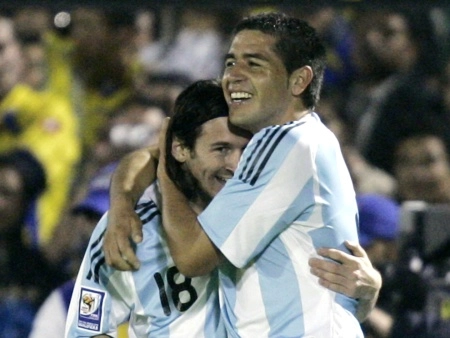 Riquelme abraça o então jovem craque argentino Lionel Messi. Foto: UOL