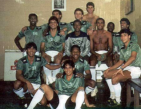 A foto é do elenco do Santos FC no início dos anos 90. Marcelo Veiga está sentado no chão, em primeiro plano.