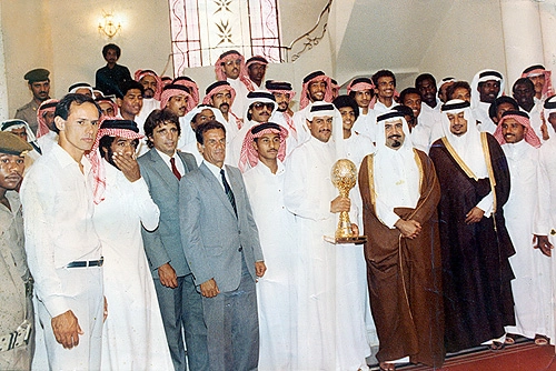 Moraci Santanna (o segundo em pé - de branco), Marinho Peres e Telê Santana (de terno cinza), recebendo premiação do Mundo Árabe. 