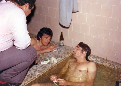 A dupla Figueroa e Marinho Peres na banheira. Mas só fora do gramado. Porque dentro, o chileno e Marinho formavam o excelente miolo de zaga do Internacional em 1976, ano desta foto.