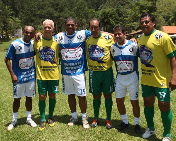 Na festa da Arsenal Car, em 05 de dezembro de 2013, time de craques: da esquerda para a direita: Ewerton, Ademir da Guia, Vampeta, Gilberto Costa, João Paulo Papinha e Tonhão. Crédito da foto: Arsenal Car. 