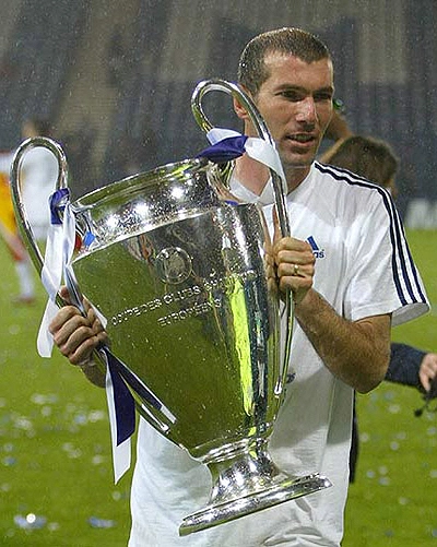 Com a o trof&eacute;u da Liga dos Campe&otilde;es de 2002. Esse foi o &uacute;nico t&iacute;tulo do craque na competi&ccedil;&atilde;o.
