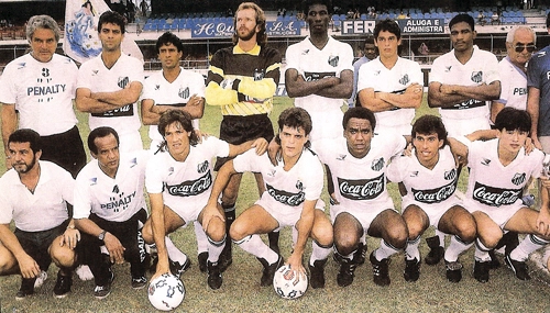 Um time para a massa santista esquecer. Na Vila vazia, vemos parte do grupo que deu vexame em 1990 com Luis Carlos, Índio, Sérgio Guedes, Camilo, Marcelo Veiga e César Sampaio em pé e Derval, Paulinho, Serginho, Gilmar e o japonês Kazu agachados. Foto enviada ao site pelo santista e colaborador Walter Peres