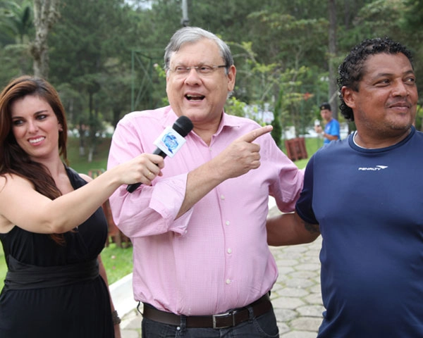 - Na festa da Arsenal Car, no Arujá-SP, a repórter, Milton Neves e Tonhão. Crédito da Foto: Arsenal Car. 