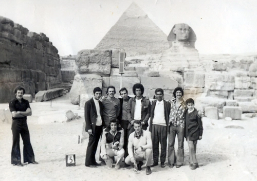 Em 1972, o Santos excursionou pelo Egito mas nas horas de folga os jogadores aproveitaram para levar um banho de história. Aqui, com as pirâmides ao fundo, pararam para uma foto que certamente tem lugar especial no álbum de cada um. Com calça boca de sino, Brecha está sozinho à esquerda. Na fila em pé temos Willians (o segundo), Carlos Alberto Torres, com seu cabelo black power (o quarto) e Manuel Maria (o sexto); primeiro agachado, Marinho Peres sorri para a posteridade