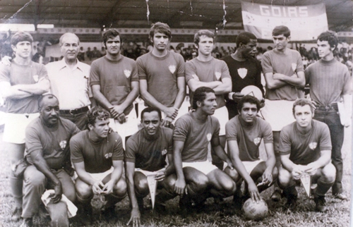 Esta foto foi tirada em Goiânia por ocasião de um quadrangular que teve a Portuguesa como campeã. Temos em pé, da esquerda para a direita, Fogueira, Sá Puppo, Ulisses, Marinho Peres, Luiz Américo, Orlando, Arengui e o professor João Paulo Medina; agachados estão o massagista Jair, Xaxá, Lorico, Cabinho, Basílio e Piau