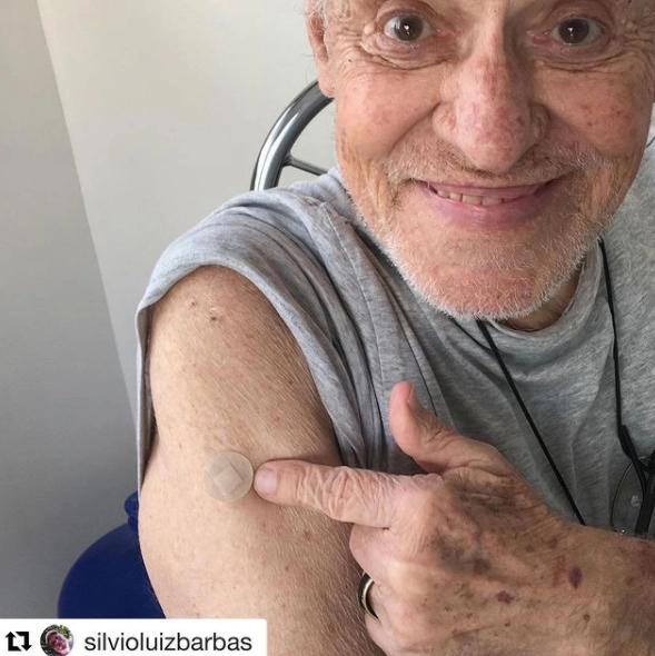 Em 10 de março de 2021, vacinado contra a covid-19. Foto: Instagram de Silvio Luiz