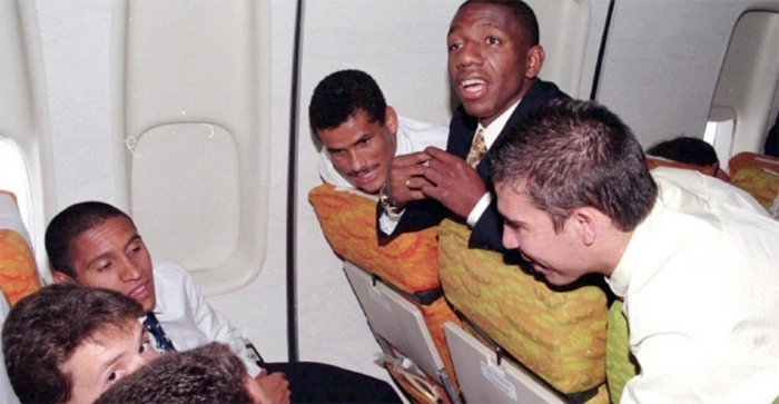 Sentados do lado esquerdo, aparecem Juninho e Roberto Carlos. Do lado direito, estão Rivaldo, Amaral e Luizão. Foto: UOL