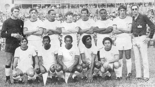 Em jogo festivo no dia 9 de janeiro de 1972 para a inauguração oficial do Canindé, a Portuguesa teve até o reforço do capitão do tri. Em pé: Aguillera, Calegari, Lorico, Fogueira, Carlos Alberto Torres, Deodoro, Marinho Perez e o diretor José Pereira Mendes Neto. Agachados: Ratinho, Dirceu, Cabinho, Basílio e Piau. O técnico era Rubens Minelli